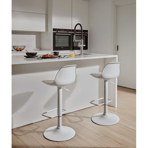 Matinės baltos spalvos iš dirbtinės odos baro taburetė reguliuojamo aukščio (sėdynės aukštis 60 cm) Orlando-T – Kave Home-image-1