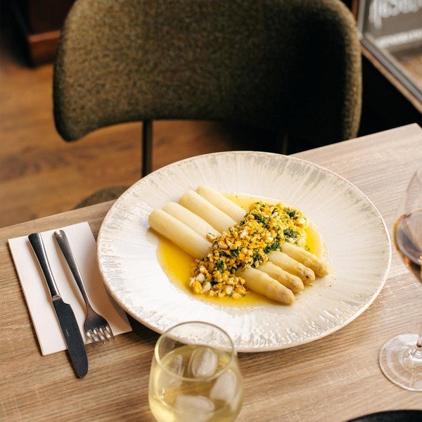 Šviesiai pilkos spalvos skirta serviravimui iš porceliano  lėkštė ø 32 cm Nuance – BonBistro-image-2