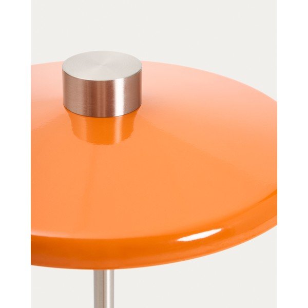 Oranžinės spalvos pastatomas šviestuvas (aukštis 130 cm) su metaliniu gaubtu Nuvira – Kave Home-image-3