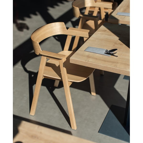 Natūralios spalvos iš ąžuolo masyvo valgomojo kėdė su porankiais Flip – Gazzda-image-1