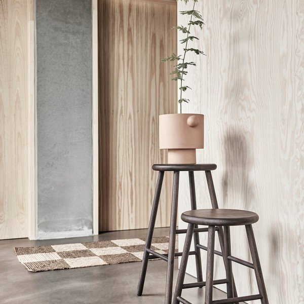 Tamsios natūralios spalvos iš uosio masyvo baro taburetė (sėdynės aukštis 65 cm) Moto – OYOY Living Design-image-1