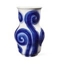 Dažyta rankomis vaza mėlynos spalvos iš akmens masės Tulle – Kähler Design