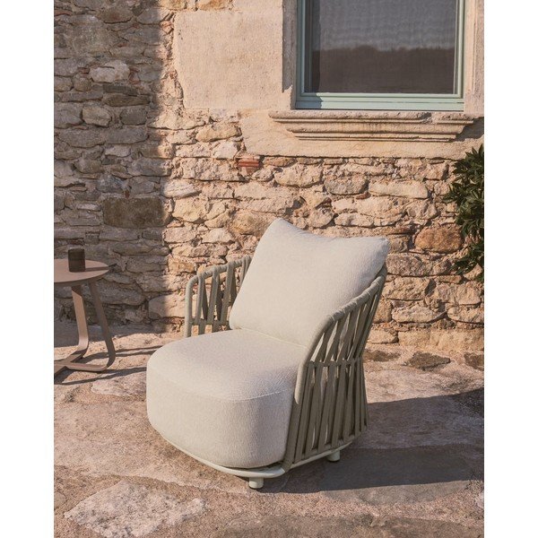 Kreminės spalvos/taupe spalvos paminkštinto audinio sodo krėslas Osani – Kave Home-image-1