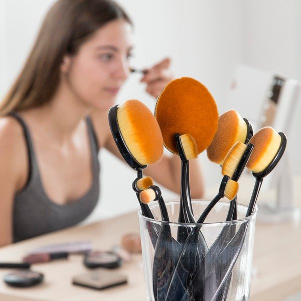 11 ovalių kosmetikos šepetėlių rinkinys InnovaGoods laikymo dėžutėje