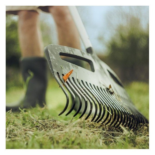 Juodos spalvos aliumininis grėblys su rankena Fiskars Xact, plotis 49 cm-image-1