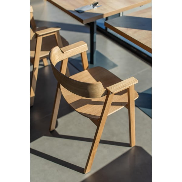 Natūralios spalvos iš ąžuolo masyvo valgomojo kėdė su porankiais Flip – Gazzda-image-2