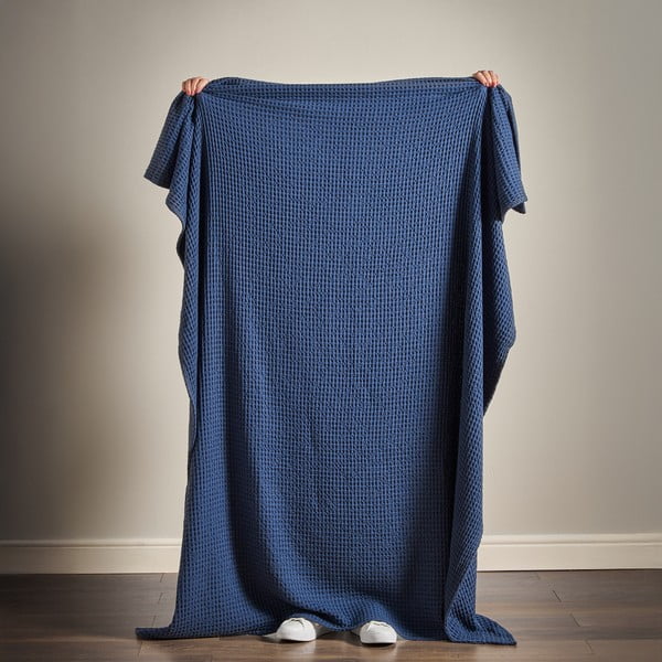 Tamsiai mėlynos spalvos iš medvilnės antklodė ir pledas 150x200 cm Jaipur Chunky Waffle – Pineapple Elephant-image-2