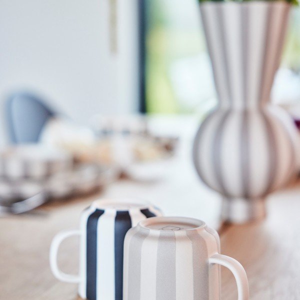 Smėlio spalvos iš akmens masės rankų darbo vaza (aukštis 28 cm) Toppu – OYOY Living Design-image-3