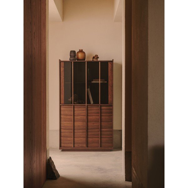 Rudos spalvos vitrina iš riešutmedžio 100x170x40 cm Onix – Kave Home-image-1