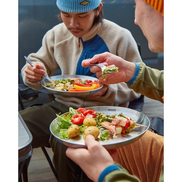 Sidabrinės spalvos iš nerūdijančio plieno lėkštės 4 vnt. ø 25,5 cm – Black + Blum-image-2