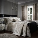 Smėlio spalvos aksominė dygsniuota lovatiesė dvigulei lovai 220x220 cm Crushed - Catherine Lansfield