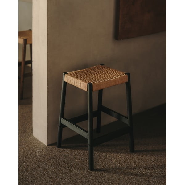 Juodos spalvos/natūralios spalvos iš ąžuolo masyvo baro kėdžių komplektas 2 vnt. (sėdynės aukštis 66 cm) Yalia – Kave Home-image-1