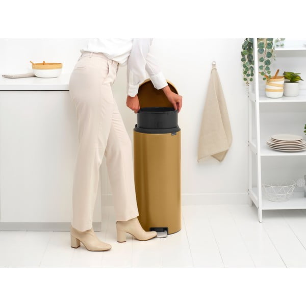 Auksinės spalvos iš plieno šiukšliadėžė su pedalu 30 l NewIcon – Brabantia-image-3