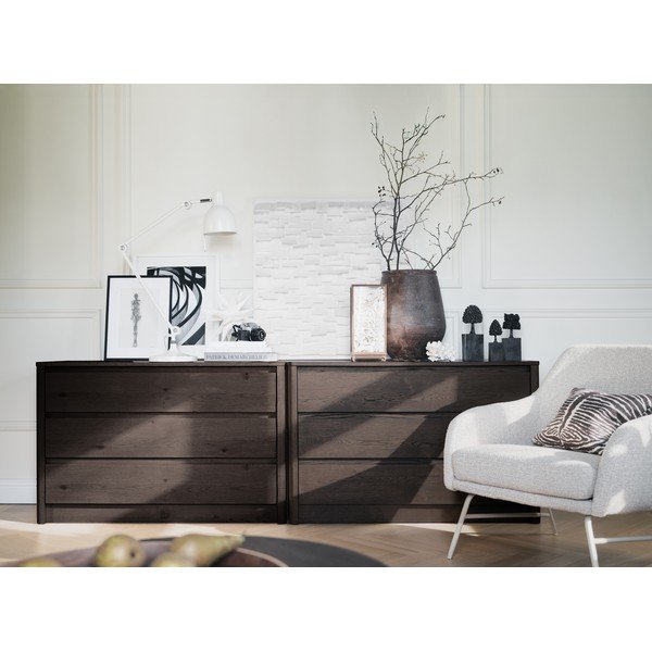 Tamsios natūralios spalvos šoninė spintelė iš ąžuolo 110x70x45 cm Melstone – Rowico-image-3