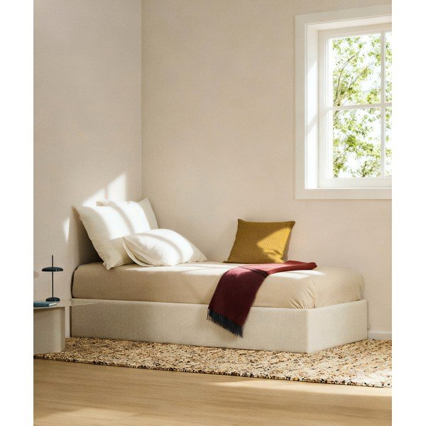 Kreminės spalvos iš šenilino viengulė lova audiniu dengta su sandėliavimo vieta/be galvūgalio su lovos grotelėmis 90x200 cm Nelzi – Kave Home-image-1
