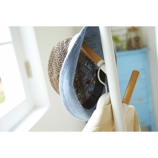 Balta pastatoma rūbų pakaba su buko medžio detalėmis YAMAZAKI-image-2