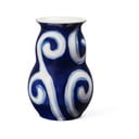Dažyta rankomis vaza mėlynos spalvos iš akmens masės Tulle – Kähler Design