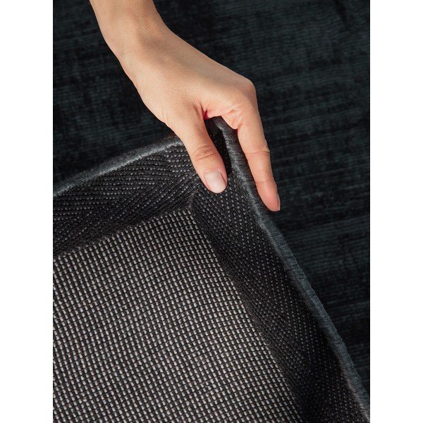 Rankų darbo juodos spalvos iš viskozės kilimas 80x150 cm Noemi – Vikosa-image-4