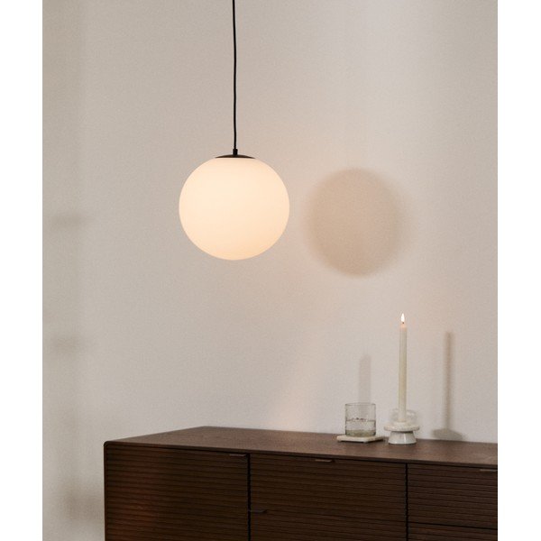 Baltos spalvos/juodos spalvos iš metalo kabantis šviestuvas ø 30 cm su stiklo gaubtu Brisia – Kave Home-image-1