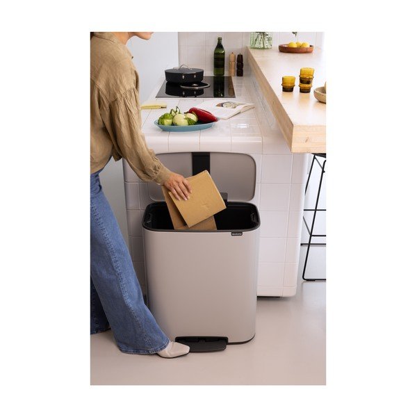 Šviesiai pilkos spalvos iš plieno šiukšliadėžė su pedalu 60 l Bo – Brabantia-image-1