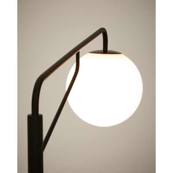 Baltos spalvos/juodos spalvos pastatomas šviestuvas (aukštis 164 cm) su stiklo gaubtu Eilo – Kave Home-image-2