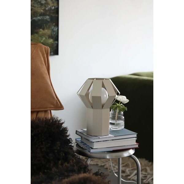 Smėlio spalvos iš metalo stalinis šviestuvas (aukštis 27 cm) su metaliniu gaubtu Octa – Markslöjd-image-1