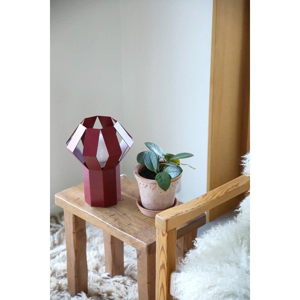 Raudonos spalvos iš metalo stalinis šviestuvas (aukštis 27 cm) su metaliniu gaubtu Octa – Markslöjd-image-2