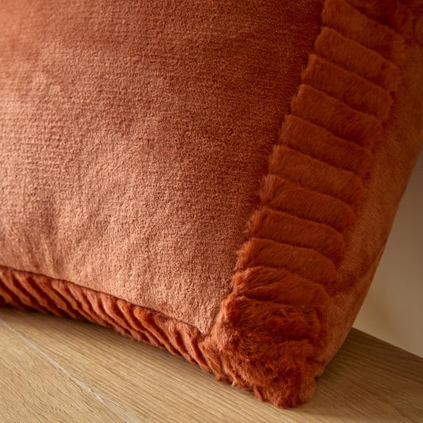 Iš mikropliušo dekoratyvinė pagalvėlė 55x55 cm Velvet and Faux Fur – Catherine Lansfield-image-2