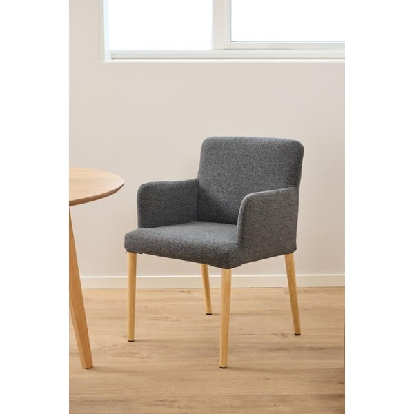 Pilkos spalvos iš audinio valgomojo kėdė su porankiais Zoe – Actona-image-2