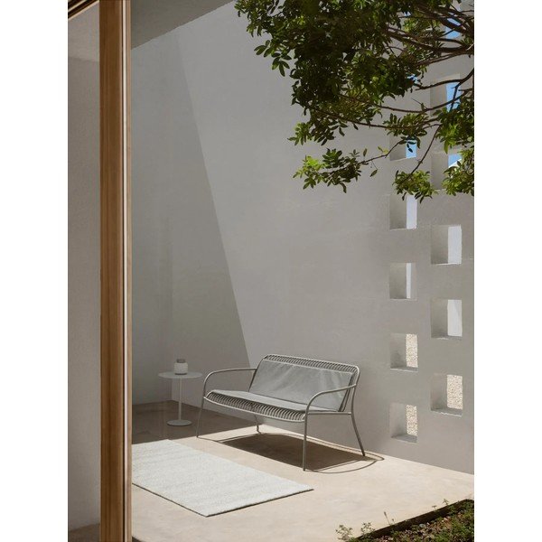 Šviesiai pilkos spalvos metalinis sodo suoliukas Yua Wire – Blomus-image-1