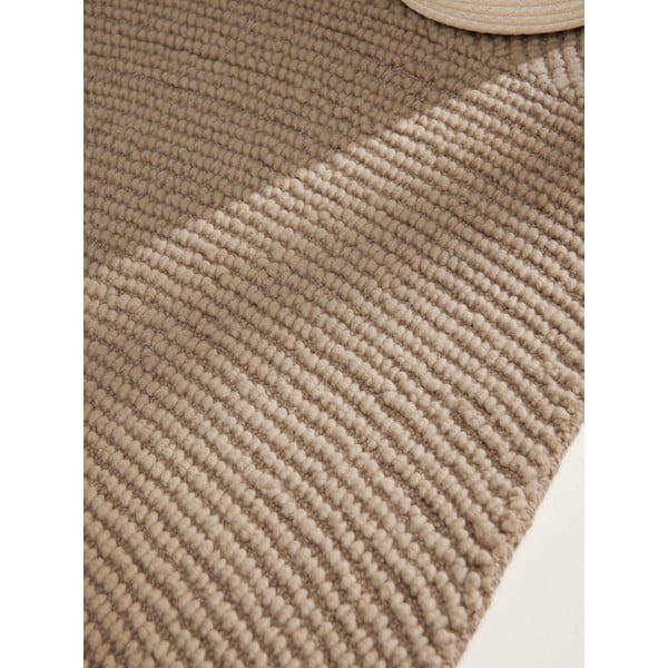 Rankų darbo smėlio spalvos iš vilnos kilimas 80x200 cm Calmio – Hanse Home-image-4