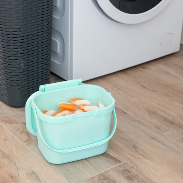 Tamsiai pilkas universalus plastikinis kompostuojamų atliekų indas su dangčiu Addis, 24,5 x 18,5 x 19 cm-image-4