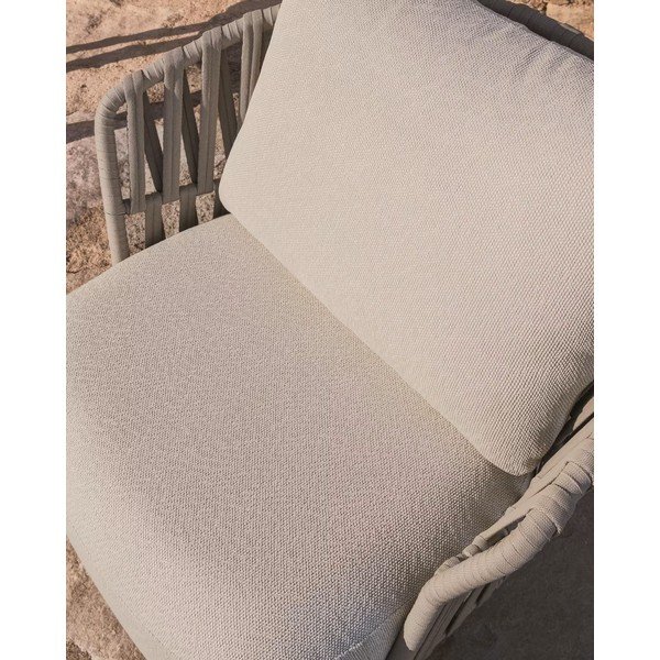 Kreminės spalvos/taupe spalvos paminkštinto audinio sodo krėslas Osani – Kave Home-image-2