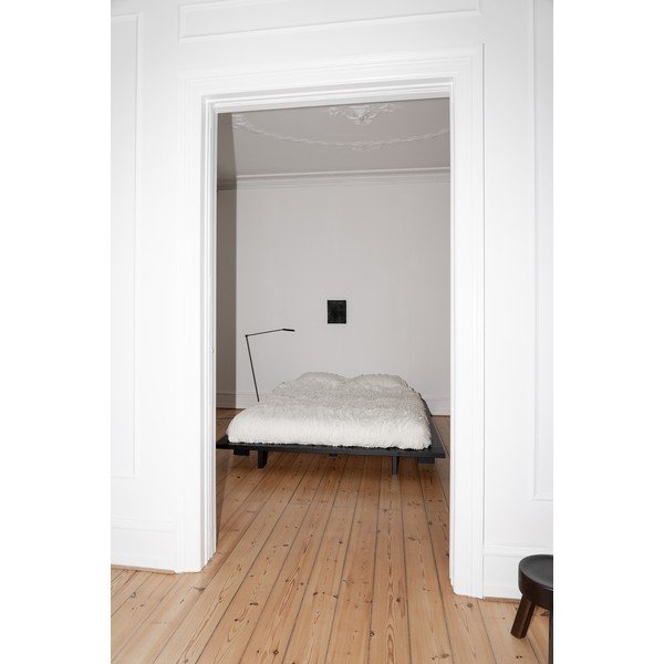 Juoda dvigulė lova iš pušies medienos su grotelėmis 140x200 cm Japan - Karup Design-image-4