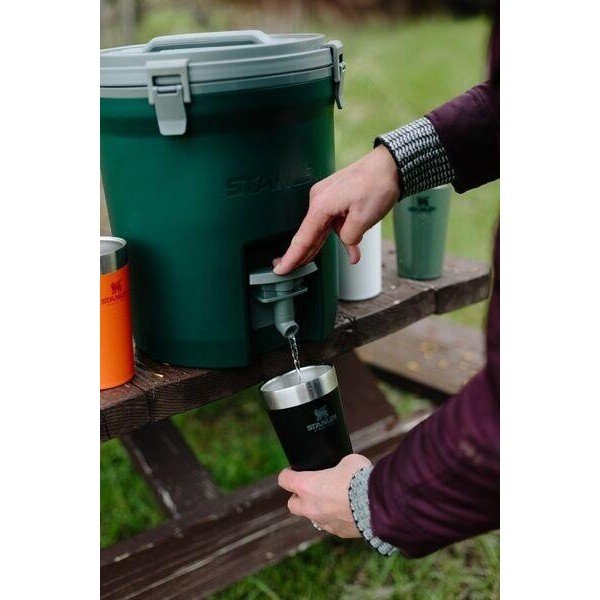 Gėrimo statinė komplekte 7,5 l Fast-Flow Water Jug Black 2.0 – Stanley-image-1