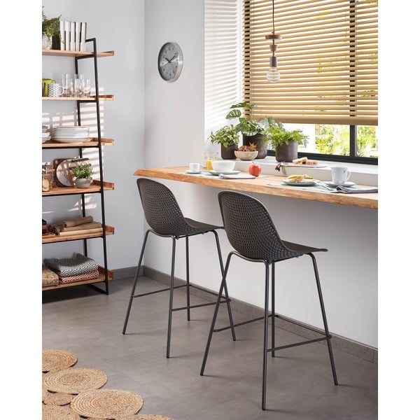Antracito spalvos metalinė/plastikinė sodo baro taburetė Quinby – Kave Home-image-2