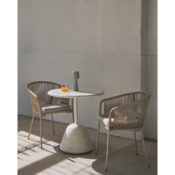 Kreminės spalvos metalinė/paminkštinto audinio sodo kėdė Yanet – Kave Home-image-1
