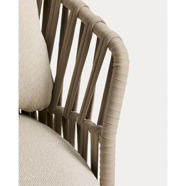 Kreminės spalvos/taupe spalvos paminkštinto audinio sodo krėslas Osani – Kave Home-image-1