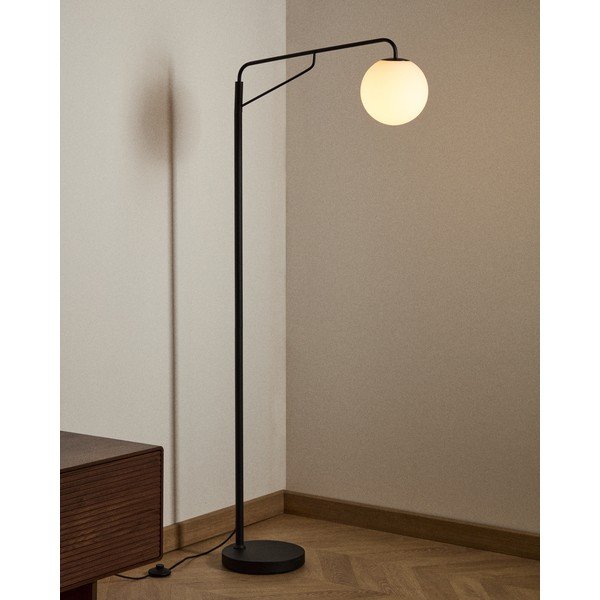 Baltos spalvos/juodos spalvos pastatomas šviestuvas (aukštis 164 cm) su stiklo gaubtu Eilo – Kave Home-image-1