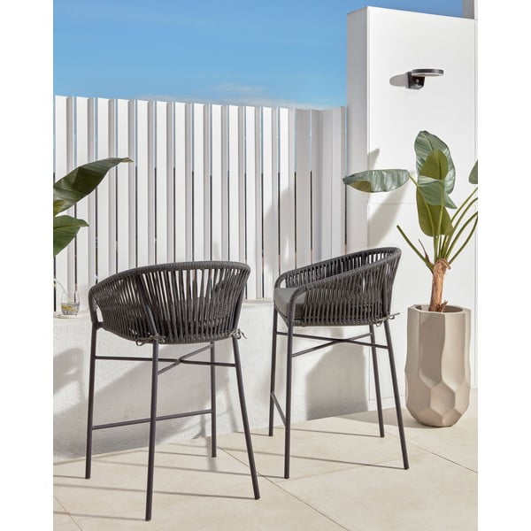 Juodos spalvos metalinė/paminkštinto audinio sodo baro taburetė Yanet – Kave Home-image-2