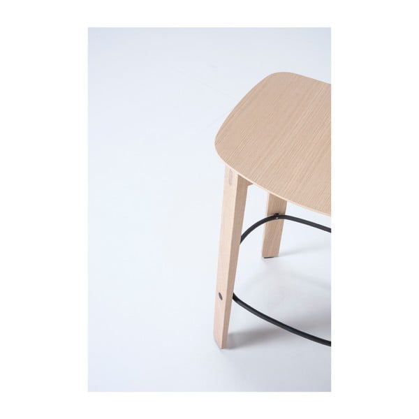 Natūralios spalvos iš ąžuolo masyvo baro taburetė (sėdynės aukštis 65 cm) Nora – Gazzda-image-1