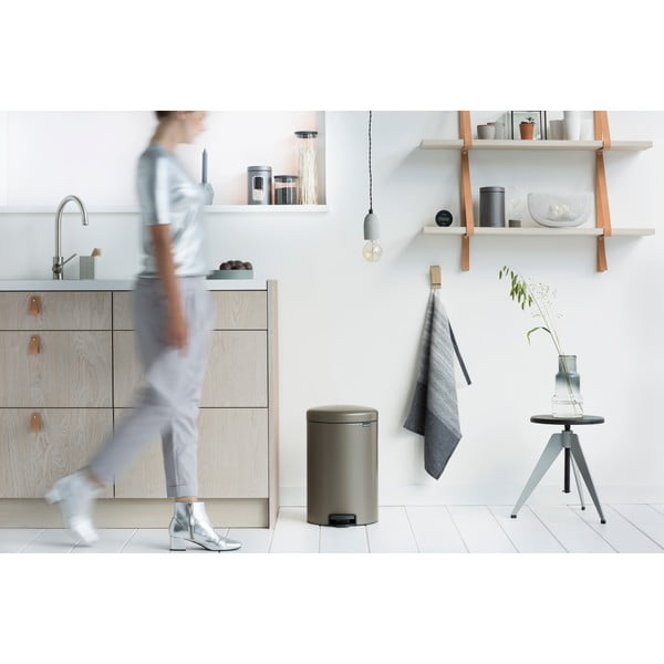 Pilkos spalvos iš plieno šiukšliadėžė su pedalu 20 l NewIcon – Brabantia-image-3