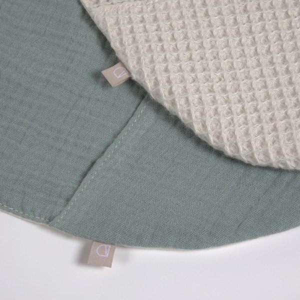 2 mėlynos ir smėlio spalvos medvilninių seilinukų rinkinys su kišene Kave Home Maren-image-2