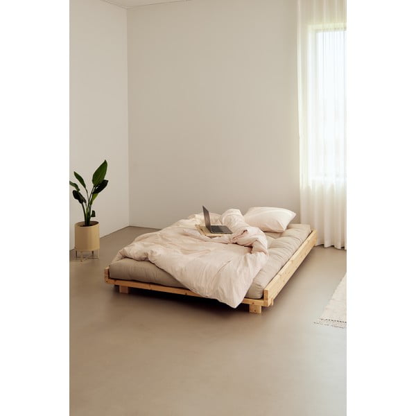 Iš pušies masyvo dvigulė lova natūralios spalvos su lovos grotelėmis 180x200 cm Social Bed – Karup Design-image-1