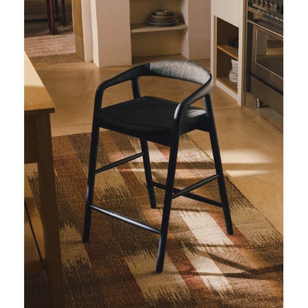 Juodos spalvos iš ąžuolo masyvo baro taburetė su porankiais (sėdynės aukštis 65 cm) Derile – Kave Home-image-1