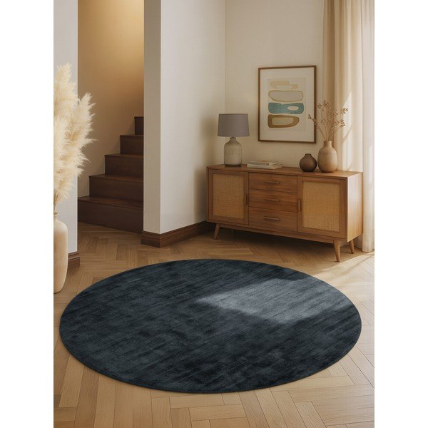Rankų darbo juodos spalvos iš viskozės apvalios formos kilimas ø 120 cm Noemi – Vikosa-image-1