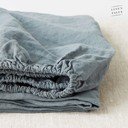 Iš lino paklodė mėlynos spalvos/pilkos spalvos su guma 160x200 cm Blue Fog – Linen Tales