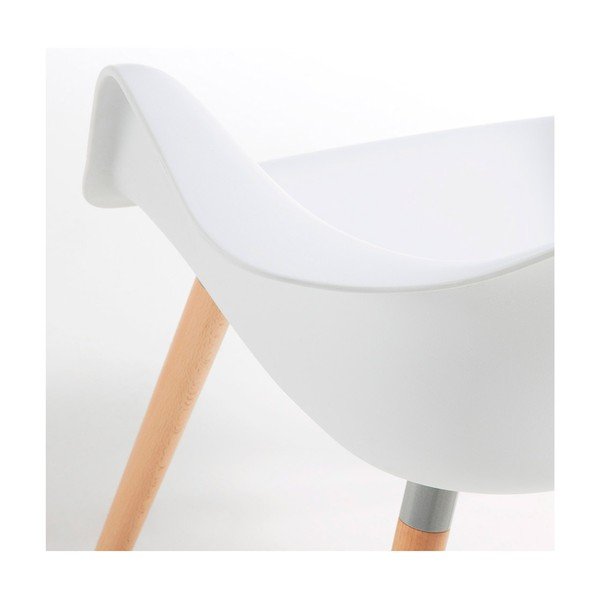 Baltas krėslas su bukmedžio medienos kojomis Kave Home Kenna-image-3