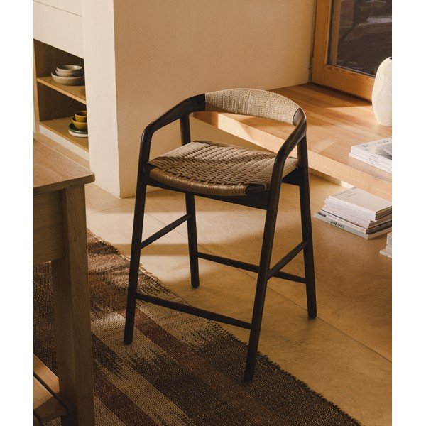 Rudos spalvos iš ąžuolo masyvo baro taburetė su porankiais (sėdynės aukštis 65 cm) Derile – Kave Home-image-1