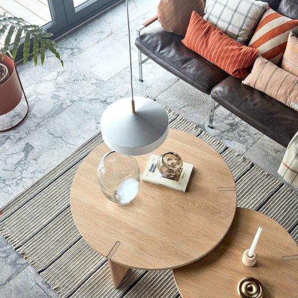 Natūralios spalvos iš ąžuolo masyvo apvalios formos kavos staliukas ø 65 cm Oy – OYOY Living Design-image-2